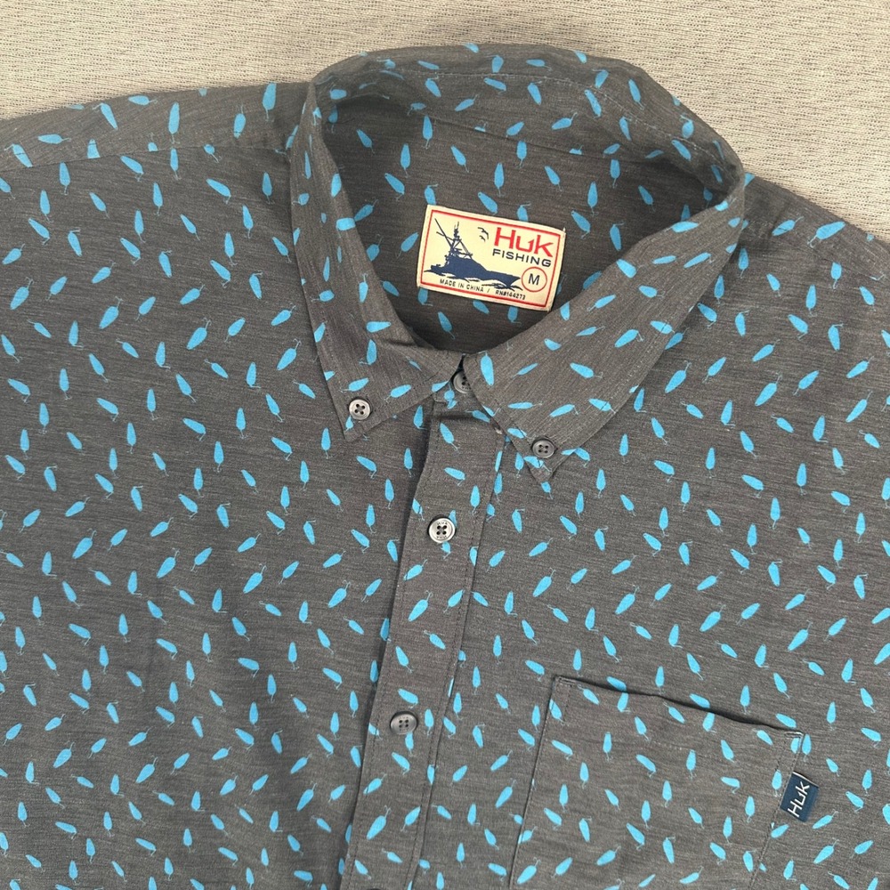 Huk Fishing Shirt Mens Medium Gray Blue Lure Print Short Sleeve Button Down AOP